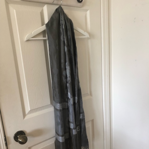 Silky Grey Scarf from Paris - Picture 2 of 8